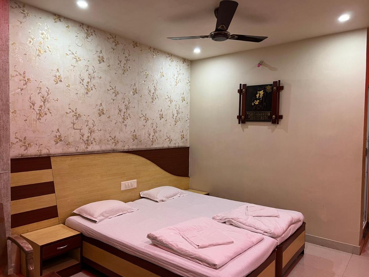 Hotel Lee Garden Near To Blue Flag Beach 500 Mtrs Puri Ngoại thất bức ảnh