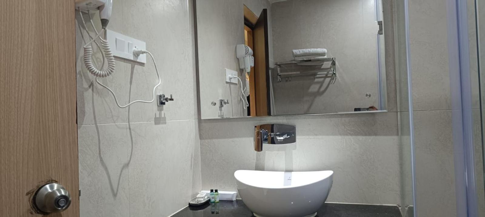 Hotel Lee Garden Near To Blue Flag Beach 500 Mtrs Puri Ngoại thất bức ảnh