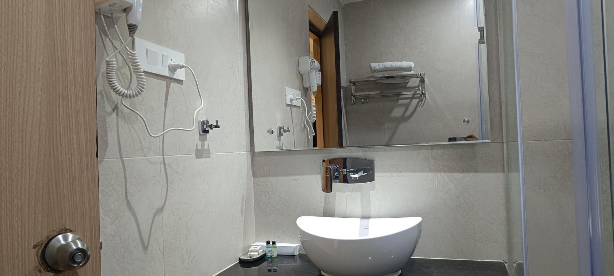 Hotel Lee Garden Near To Blue Flag Beach 500 Mtrs Puri Ngoại thất bức ảnh