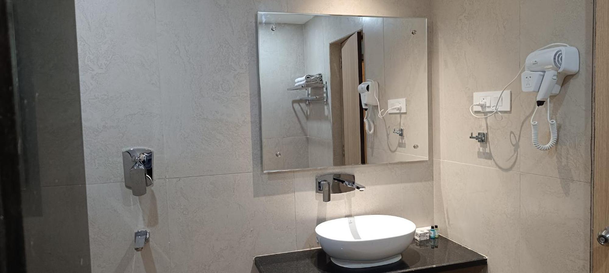 Hotel Lee Garden Near To Blue Flag Beach 500 Mtrs Puri Ngoại thất bức ảnh